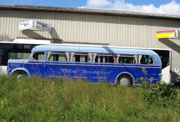 Zum Schluss ein Blick auf die Straße: Die Kollegen der Extertalbahn machten ihren Jahresausflug ins Wiehltal - und kamen mit einem modernen historischen Omnibus. Foto: Wolfgang Schmitz.