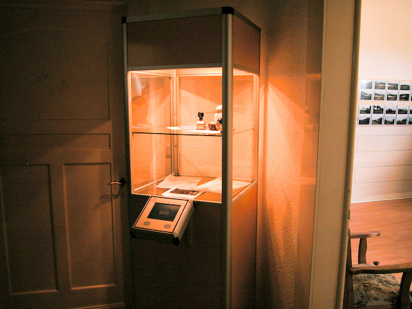 In Vitrinen wurden Original-Gegenstände und ein Modell des letzten DB-Güterzugs nach Waldbröl gezeigt. Auf kleinen Monitoren konnte man sich Filme über die Wiehltalbahn und über moderne Eisenbahn-Fahrzeuge anschauen. Foto: Christof Weschenbach.