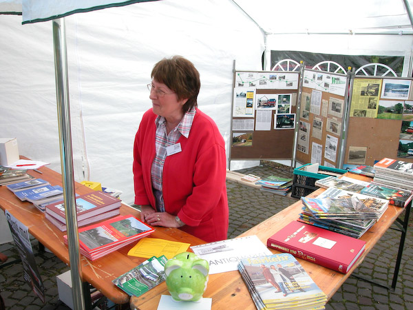 Viele kannten bislang nur ihre Stimme: Ingrid Müller, die mit ihrem Mann das Wiehltalbahn-Infotelefon betreut, beantwortete beim Bahnhofsfest die Fragen der Besucher am Infostand. Foto: Christof Weschenbach.