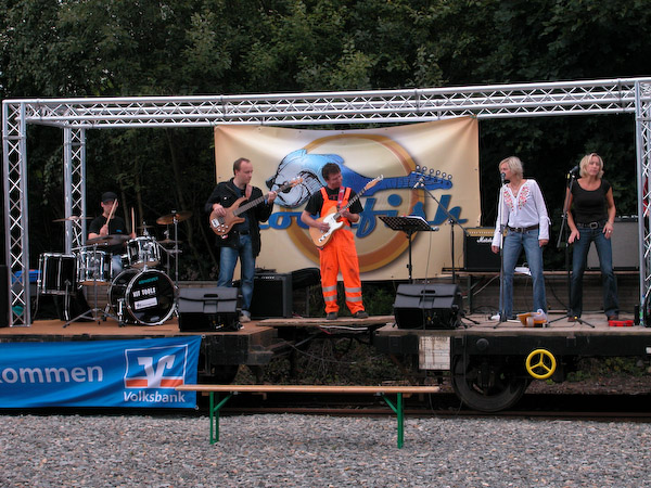 "Rock in Lederhose"? Wie langweilig! Wiehltalbahner Uli Türk bewies mit seiner Liveband "Rockfish", dass "Rock in Arbeitshose" noch viel besser ist. Foto: Christof Weschenbach.