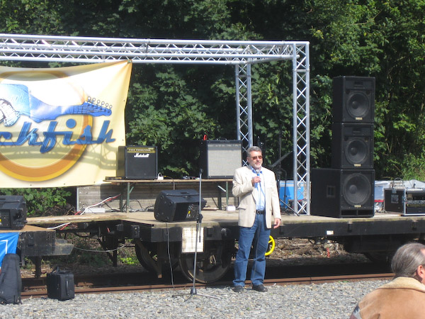 Draußen auf der Ladestraße begrüßt derweil Gerhard Mansel, Vorsitzender des Förderkreises zur Rettung der Wiehltalbahn e.V., die Gäste. Foto: Jürgen Seinsche.