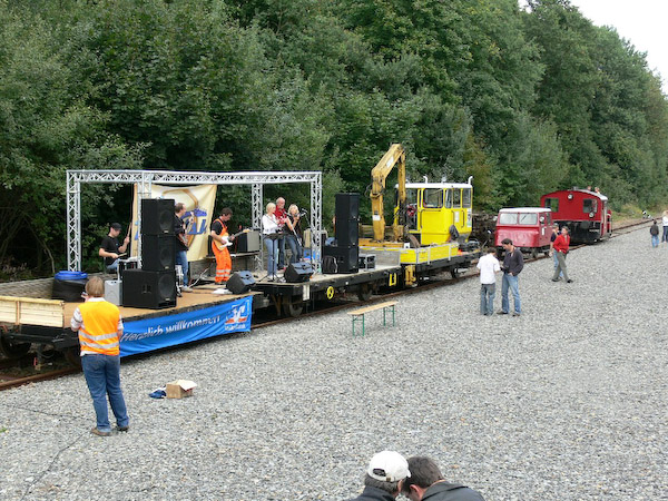 Es ist Sonntag, und unser Arbeitszug muss einmal keine Schotterlasten tragen - er hat Bühnendienst. Foto: Pattrick Brelöhr.