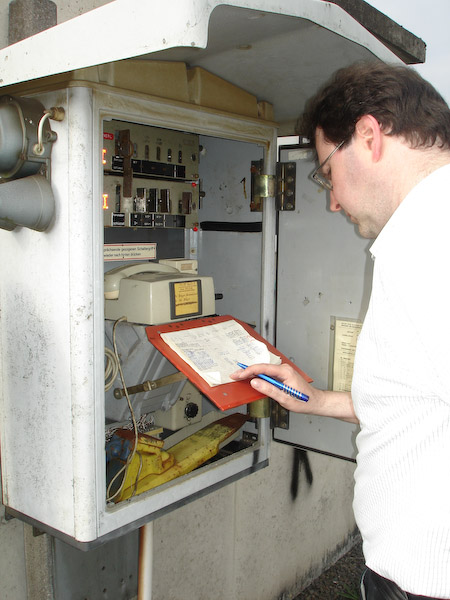  Dieser Wechsel ist mit viel Handarbeit verbunden. Hier der Lokführer bei der Zugmeldung. Foto: Ulrich Clees