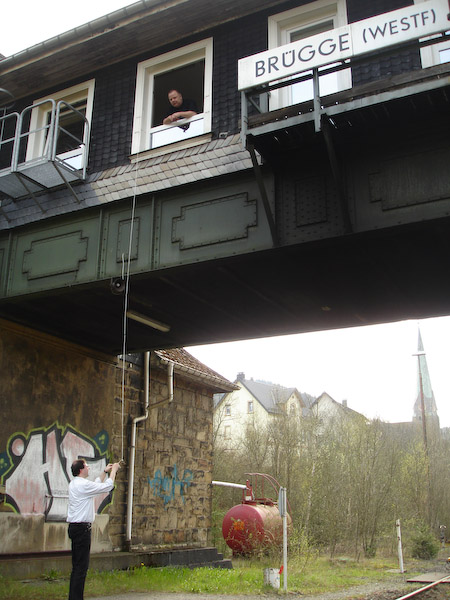  Aufzug 1: In Brügge (Westf.) zieht der Fahrdienstleiter den Schlüssel für den Bahnhof Meinerzhagen an an einem Seil hinauf. Foto: Ulrich Clees