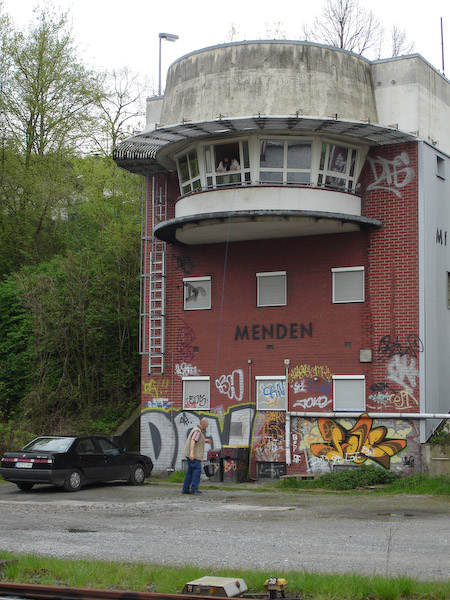  Aufzug 2: In Menden dient ein Eimer dem Transport der Dienstunterlagen. Foto: Ulrich Clees