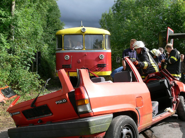 Mit einer Schere wurde das Dach des PKW abgetrennt (Foto: Pattrick Brelöhr).