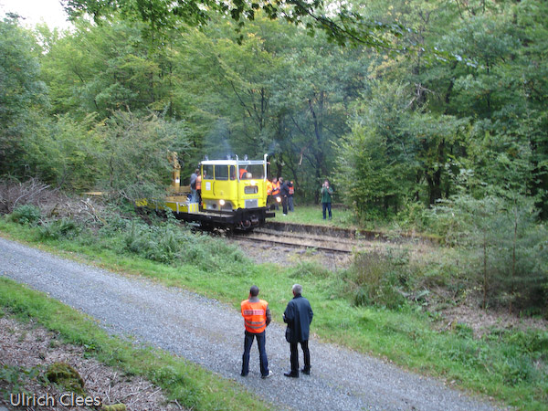 Bis Kömpel fahren schon wieder Arbeitszüge (Foto: 28. September 2008). Doch bis Morsbach ist es noch viel, viel Arbeit. Packen Sie an (Arbeitstermine unter 0151/55268591) oder unterstützen Sie die Arbeiten durch eine Spende!