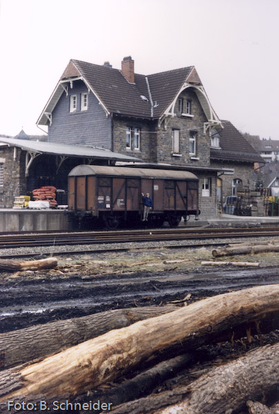 Das Holz im Vordergrund weist in die Zukunft: Besonders für die Holzwirtschaft und die holzverarbeitende Industrie ist eine reaktivierte Eisenbahnstrecke Hermesdorf - Morsbach interessant.