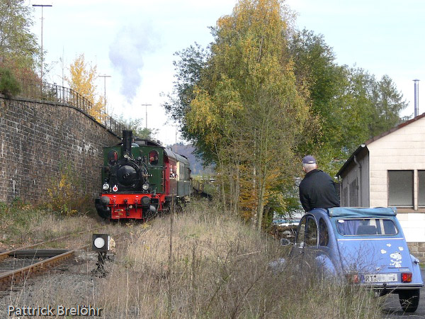Hinauf in den Bahnhof Dieringhausen - und die "Ente" eignet sich offensichtlich hervorragend zum Züge-Fotografieren.