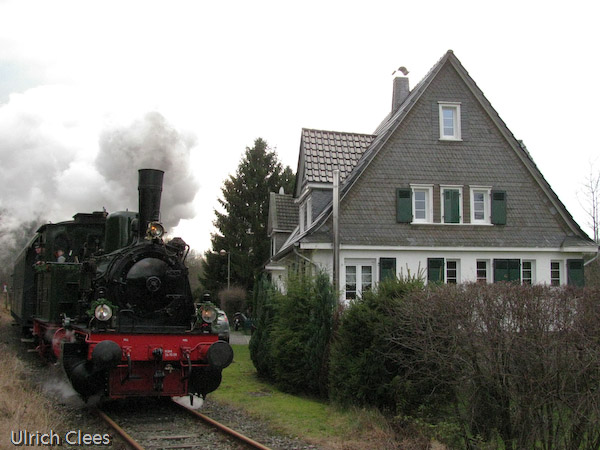 Eine echte bergische Lok - sie fuhr zeitlebens auf der Kleinbahn Bielstein - waldbröl - vor einem typischen bergischen Haus.
