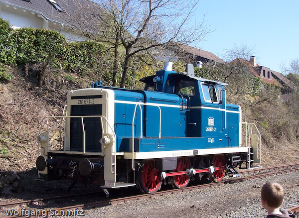 Universalgerät Diesellok 261 671: MIt ihr wird der Dampfzug umgesetzt. Zwischendurch sind auf ihr Führerstandsmitfahrten möglich.