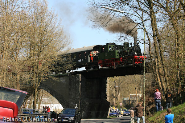 Der Eröffnungszug auf der Denklinger Brücke. Voraussichtlich ab Herbst wird die Brücke grundlegend saniert; dafür muss die Strecke erneut unterbrochen werden.