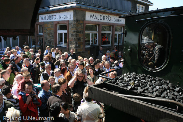 Angekommen! Es ist geschafft! Unglaublich viele Menschen begrüßen den Zug auf dem Bahnhof Waldbröl. Eine schönere Anerkennung der Arbeit könnte es für die Aktiven nicht geben!