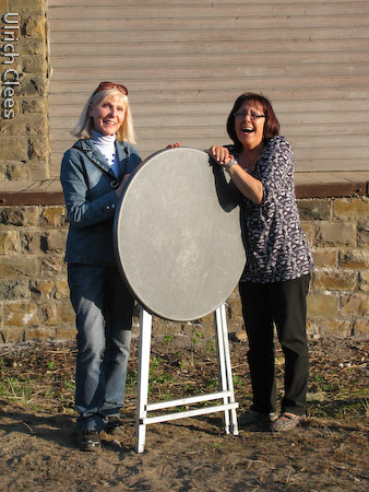 Geschafft und glücklich: Zwei Aktive beim Aufräumen.