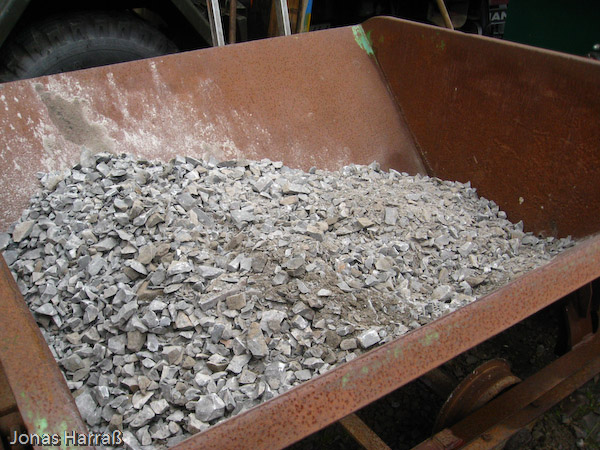 ... in eine Feldbahn-Lore geladen.