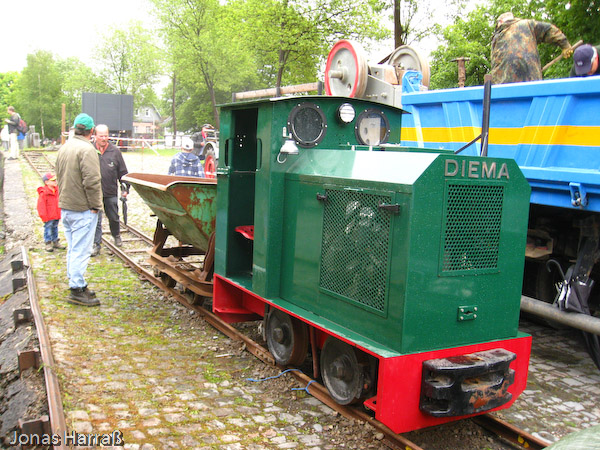 Die Feldbahnlore wird mit einer Diesellok ...