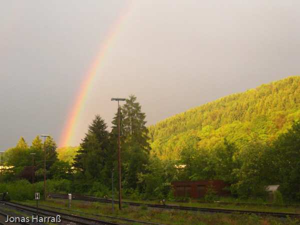 ... und zum Tagesabschluss zeigt sich der Himmel wieder versöhnlich. Schade, dass das Wetter viele Interessierte vom Weg nach Waldbröl abgehalten hat. Aber vielleicht war das Petrus´ Beitrag zum Brecher- und Transportfest: Daran zu erinnern, dass Arbeiter im Steinbruch sich das Wetter gestern wie heute genauso wenig aussuchen konnten wie Rangierer und andere "Freiluft-Arbeiter".
