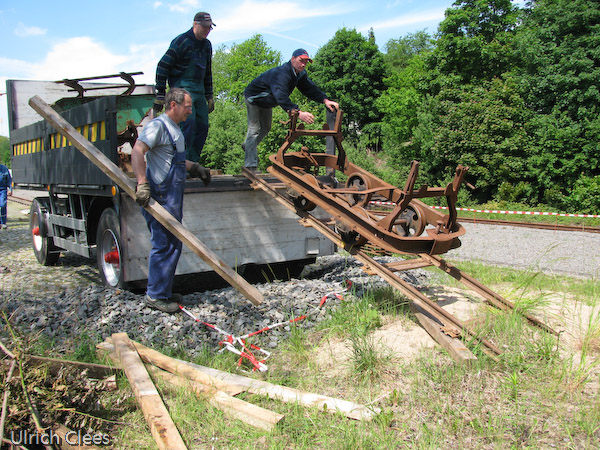 Der Tag vor dem großen Fest. Vor den Erfolg hat der Herr bekanntlich den Schweiß gesetzt - andererseits: Mancher Wiehltalbahner, der in der Rotte tätig ist, beneidet an diesem Tag die Kollegen vom Treckerclub Müllenbach, dass ihre Feldbahn in wenigen Stunden aufgebaut werden kann. So schnell geht der Gleisbau bei der "großen" Eisenbahn nämlich nicht.