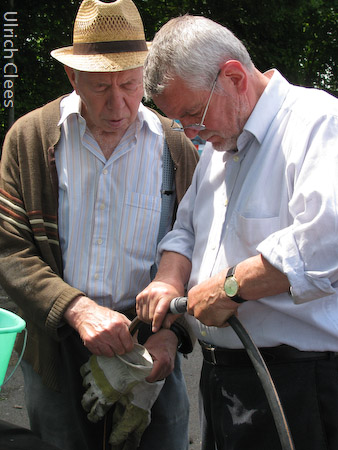... und Jürgen Seinsche (r.), ohne dessen Einsatz für tausend und abertausend Kleinigkeiten das Fest so nicht stattgefunden hätte. Die Wasserschläuche sind dabei der harmloseste Teil.