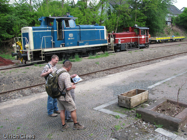 Bereits in der Nacht zum Samstag hat die Rhein-Sieg-Eisenbahn ihre beiden Beiträge zum Brecher- und Transportfest nach Waldbröl gebracht, die Loks 365 131 und 332-CL 109. Die Wanderer im Vordergrund warten auf den Triebwagen - denn anlässlich des Waldbröler Stadtfestes pendelt er am Samstag zwischen Waldbröl und Wiehl.