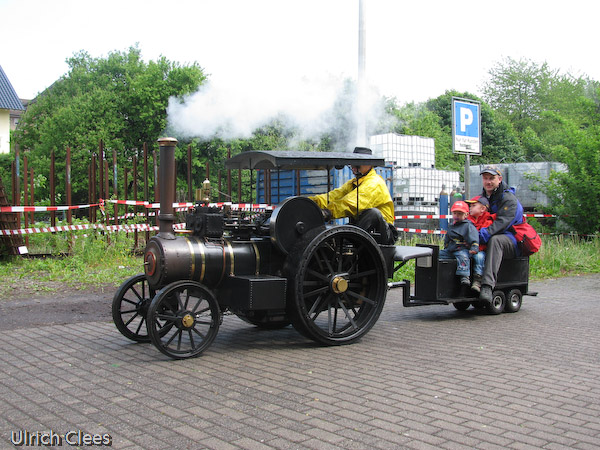 Während seine Frau die "Waldbröl" heizt, dreht Herbert Manheller mit seinem Lokomobil unermüdlich seine Runden - zur Freude nicht nur der Kinder. Für die Kinder gibt es außerdem eine Fossiliensuche, eine Hüpfburg und einen  Schminkstand.