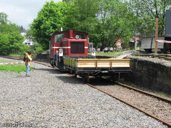 Seitens der "großen" Eisenbahn wird ein Güterwagen bereitsgestellt, denn genau darum geht es beim Brecher- und Transportfest: Zu zeigen, warum die Eisenbahn überhaupt gebaut wurde und gebraucht wird. In Wiehltal gab die Notwendigkeit, die Grauwacke zu transportieren, den Ausschlag zum Bau.