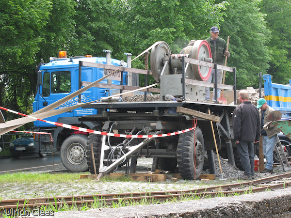 Der Brecher in Aktion: Unermüdlich beschicken ihn die Müllenbacher mit Grauwacke, die vom Steinbruchbetrieb Jung gespendet wurde.