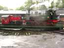 Nachdem das Personal bei strömenden Regen rangieren musste, werden die Loks auf der Drehscheibe des Eisenbahnmuseums zu ihren Schuppenständen gedreht - ...