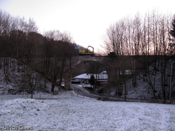 Der Arbeitszug am 19. Dezember 2009 auf dem Viadukt bei Heide.