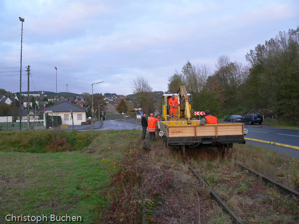 Zum Abschluss soll es nochmal auf die Morsbacher Strecke gehen. Der erste (Arbeits-) Zug seit mehr als 15 Jahren fuhr dort am 17. Oktober 2009, hier in Morsbach.