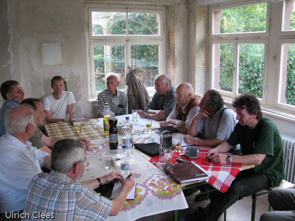Auch die Aktiventreffen finden hier nun statt, hier das erste Treffen noch an provisorischen Tischen und mitten in der Renovierung.