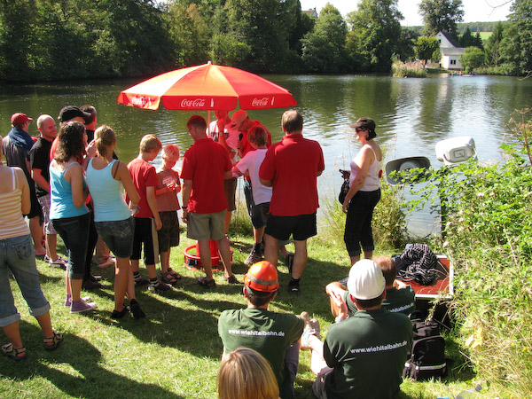 Ganz das Gegenteil dieses Ereignis (und nicht wirklich Arbeit): Zum zweiten Mal traten wir beim Kanuturnier auf dem Hans-Teich in Oberwiehl an - und belegten den ersten Platz!