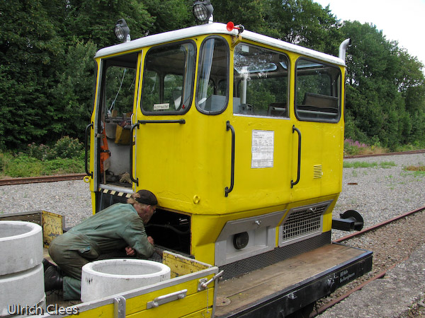 Wenig erquicklich sind unerwartete Störungen an den Fahrzeugen, und noch weniger erquicklich sind sie, wenn sie an ungünstiger Stelle geschehen. Unter freiem Himmel und ohne Grube muss hier das Getriebe unseres Arbeitszugs repariert werden.