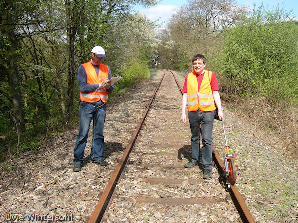 Ein Sonntagsspaziergang der besonderen Art: Zur Mängelaufnahme, aber auch, um die neuen Standorte von Signaltafeln auszumessen, war Rottenwart Uwe Wintersohl mit seinen Kollegen mehr als einen Sonntag auf der Strecke unterwegs.