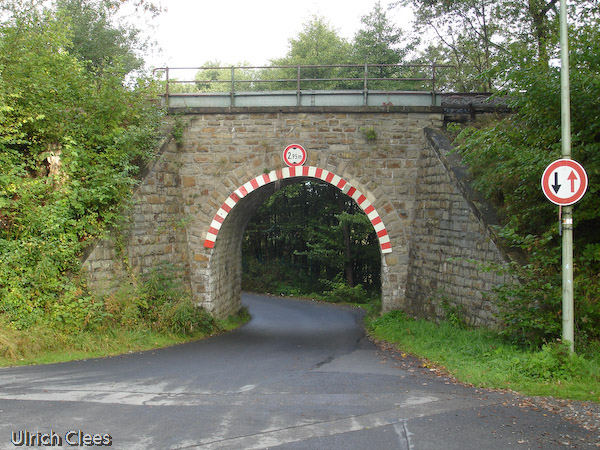 In der Dokumentation der Arbeiten darf die Bauwerkspflege nicht fehlen. Wie bei dieser Brücke in Waldbröl wurde an allen Bruchsteinbauwerken das Grün kräftig zurückgeschnitten, um das Mauerwerk vor Feuchtigkeit zu schützen. Vorher ...